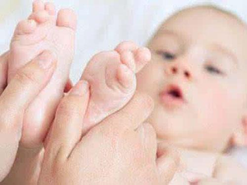 宝宝吐奶严重是什么原因 婴儿吐奶非常严重是什么原因