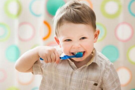 小孩刷牙要用牙膏吗（小孩刷牙要用牙膏吗好吗）