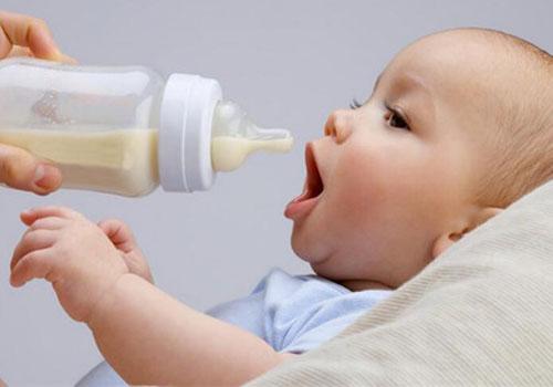 婴儿吃奶咳嗽是什么原因（婴儿吃奶时咳嗽是怎么回事）