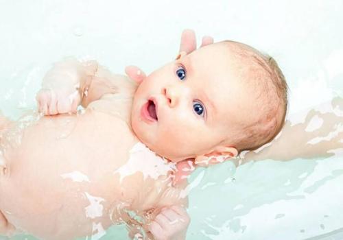 宝宝耳朵进水怎么办（14个月宝宝耳朵进水怎么办）