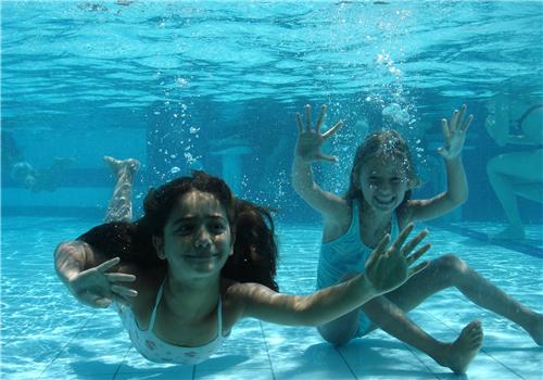 青少年游泳的好处 青少年游泳的好处和注意事项