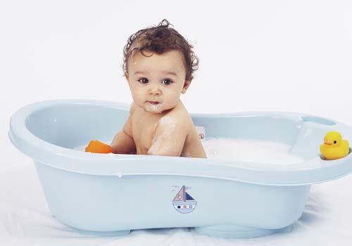 新生儿脐带未脱落可以洗澡吗（新生儿肚脐带没脱落,可以洗澡吗）
