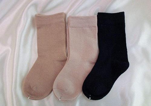 冬天穿袜子睡觉好吗 冬天穿袜子睡觉好吗女