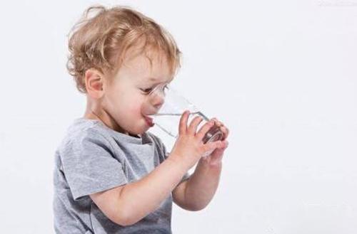宝宝水喝多了会中毒吗 宝宝喝水有毒
