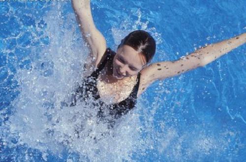 游泳时呛水有什么危险 游泳时呛水会引起什么