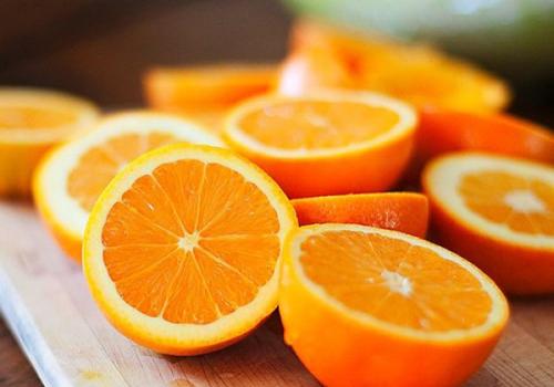 喉咙痛可以吃橙子吗（喉咙痛可以吃橙子吗冬天）