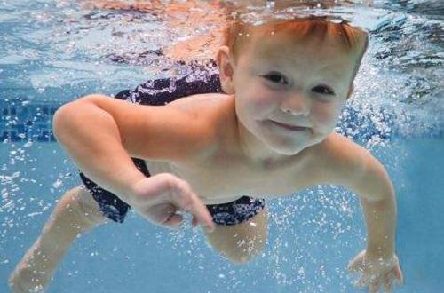 游泳对耳朵有影响吗 游泳对耳朵有影响吗视频