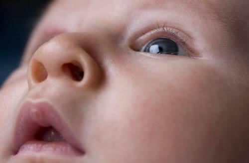 新生儿打喷嚏鼻塞怎么办 新生儿打喷嚏鼻塞怎么办怎样让鼻通气