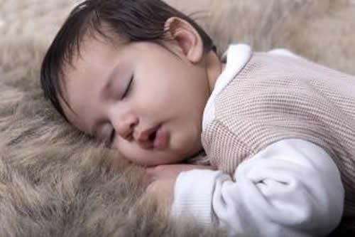 宝宝睡觉翻来覆去是怎么回事 婴儿睡觉翻来覆去什么原因