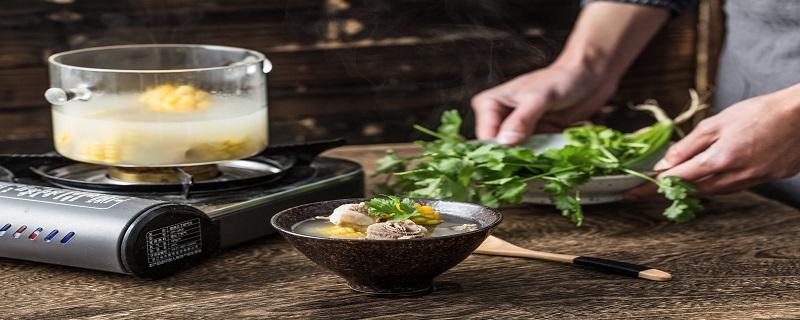 白果玉米排骨汤怎么做好吃 白果玉米排骨汤的功效