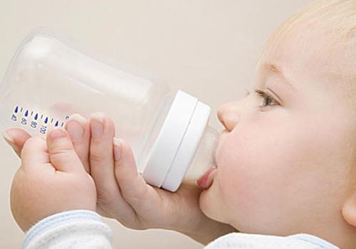 一岁宝宝一天喝多少奶粉 一岁宝宝一天喝多少奶粉才够量