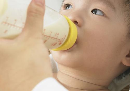 宝宝一岁半不爱喝奶粉怎么办 一岁半小孩不爱喝奶粉怎么办