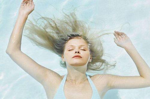 游泳对头发的伤害 游泳对头发有伤害吗