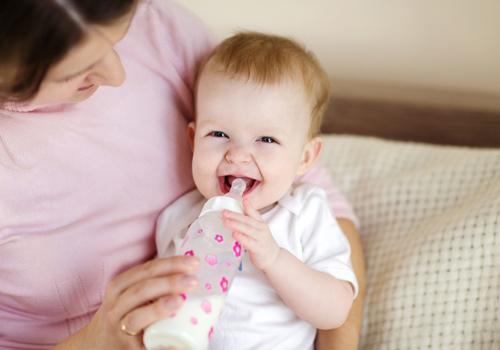 宝宝吃奶出汗正常吗 孩子吃奶出汗正常吗
