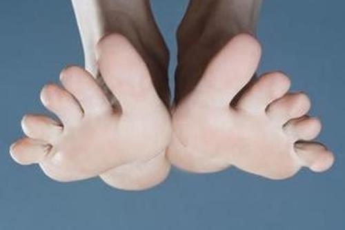 脚趾抽筋是什么原因引起的（四十岁女人脚趾抽筋是什么原因引起的）