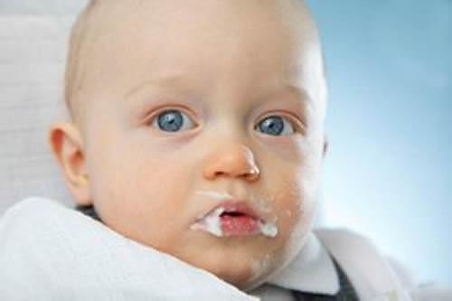 新生儿吐奶从鼻子出来怎么回事（新生儿吐奶从鼻子出来怎么回事啊）