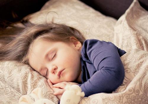 儿童晚睡有什么危害 小孩子晚睡有什么危害