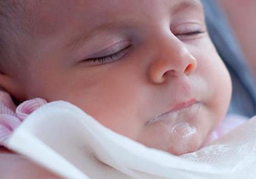 宝宝吐奶为什么有白色粉状颗粒 宝宝吐奶为什么有白色粉状颗粒的东西