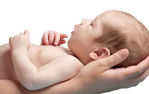 两个月宝宝吐奶严重怎么回事 两个月宝宝吐奶严重怎么回事夜里尿量变少