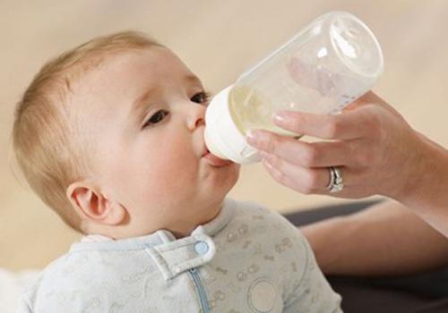 婴儿为什么会吐奶 婴儿为什么会吐奶?