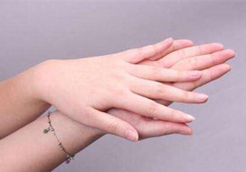 灰指甲前期症状表现 灰指甲初期的症状