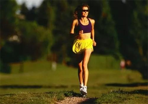 慢跑半小时大概坚持多久会瘦（每天慢跑一小时多久能瘦下来）