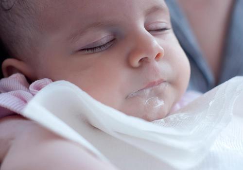 引起宝宝吐奶的原因有哪些 引起宝宝吐奶的原因有哪些图片
