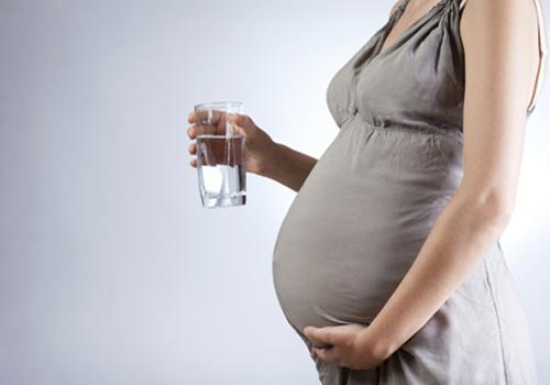 孕妇每天喝多少水合适（孕晚期孕妇每天喝多少水合适）