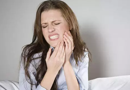 经常口腔溃疡是什么原因（经常口腔溃疡是什么原因该如何治疗）