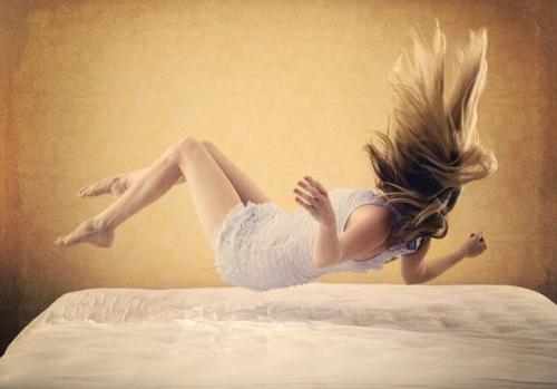 睡觉时身体突然抖一下的原因 女人睡觉时身体突然抖一下的原因