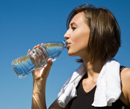 只喝水不吃饭能减肥吗 不吃食物只喝水能减肥不