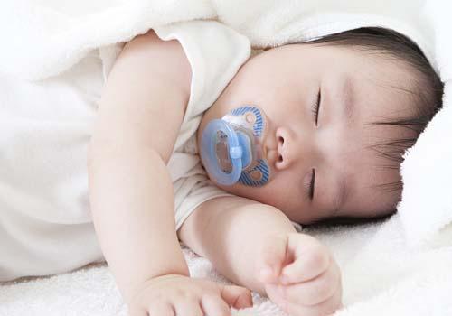 宝宝穿睡袋睡觉还要盖被子吗 孩子睡觉穿睡袋还要盖被子吗