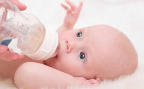 人工喂养的宝宝一天要喝多少水 纯人工喂养的宝宝一天要喝多少水?
