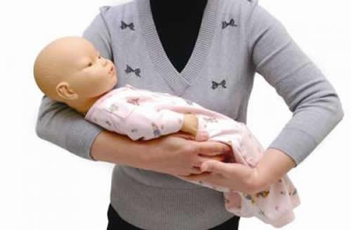 抱婴儿的正确姿势 抱婴儿的正确姿势图片