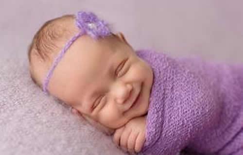宝宝睡觉为什么会笑（刚刚满月的宝宝睡觉为什么会笑）