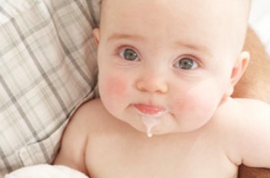 婴儿吐奶是什么原因 婴儿吐奶是什么原因怎么解决