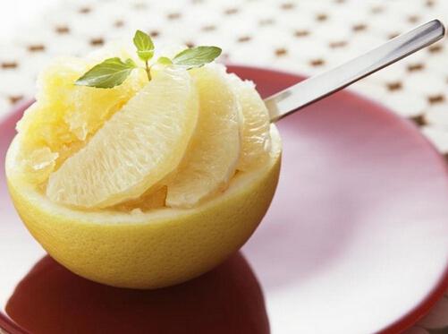 秋季吃柚子的好处有哪些 冬天吃柚子对身体有什么好处