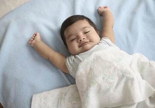 宝宝睡觉盖多少被子合适 婴儿睡觉被子盖多少