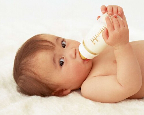 新生儿多长时间喂一次奶 新生儿多长时间喂一次奶和水