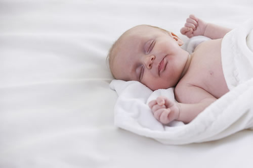 新生儿怎么睡觉才正确（新生宝宝要怎样睡觉才是正确的）