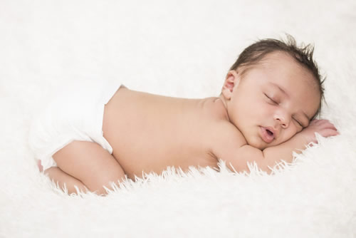 新生儿怎么睡觉才能睡出好头型 新生儿宝宝怎样睡出好头型