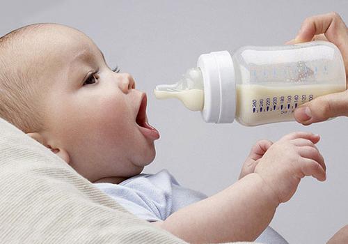 十个月宝宝一天喝多少奶粉 十个月宝宝一天喝多少奶粉和辅食