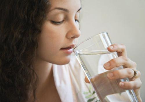 饭后多久喝水比较好 饭后多久喝水比较好?
