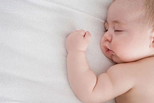 新生儿睡觉的正确姿势（新生儿睡觉的正确姿势方法）