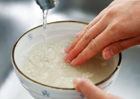 淘米水有什么作用 淘米水有什么作用洗脸好吗