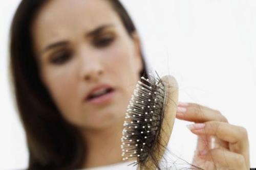 女人头发掉的厉害是什么原因（女人头发掉的厉害是什么原因导致的）