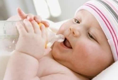 吃配方奶粉需要喝水吗 配方奶粉喂养的宝宝需要喝水吗