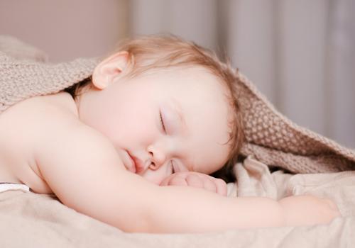 宝宝睡觉打鼾是什么原因（婴儿睡觉打鼾的原因）
