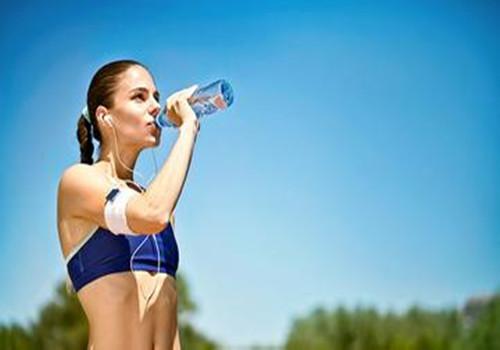 晚上跑步后喝水好不好 晚上跑步前喝水好还是跑步后喝水好