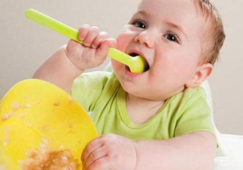 如何让宝宝自己吃饭 如何让宝宝自己吃饭不哭